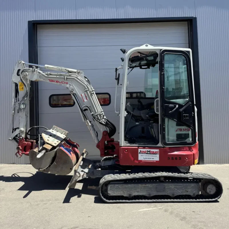 MINIEXCAVADORA CADENAS 2500 KGS